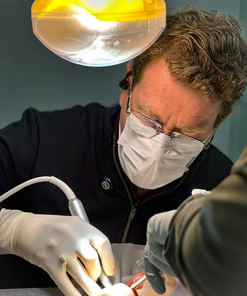 Dr. Humberto — Especialista em Implantodontia