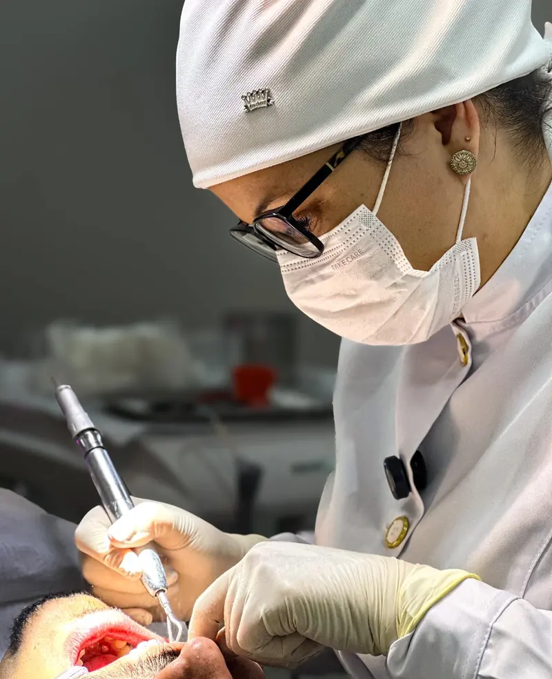 Dra. Fabíola — Especialista em Estética & Reabilitação